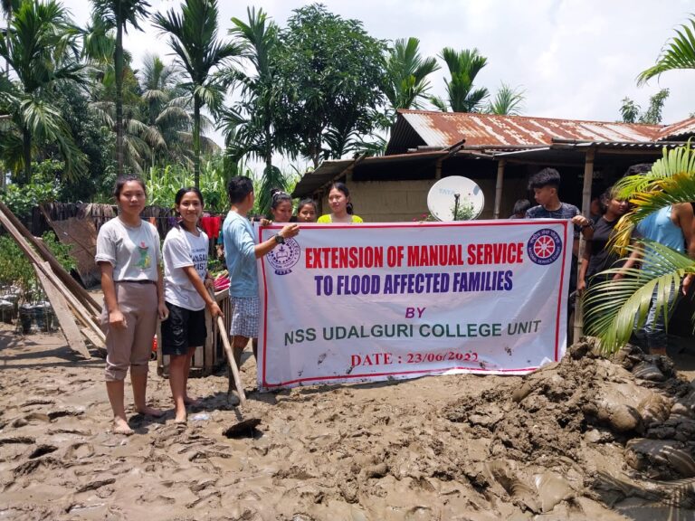 Manual Service Towards Flood Affected Families By NSS